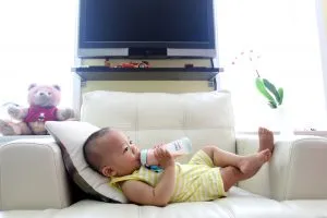Dziecko pijące nutridrink
